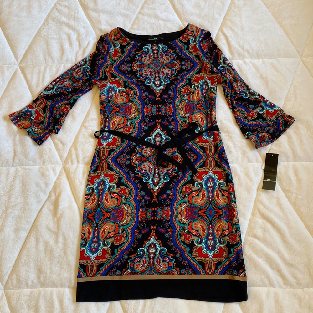 Sheath patterned dress with tie
